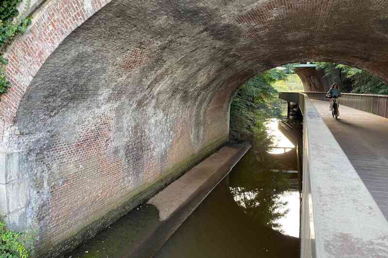 De Vrouwvliet stroomafwaarts gezien loopt onder de spoorwegbruggen van spoorlijnen 27B, 25 en 27 te Mechelen