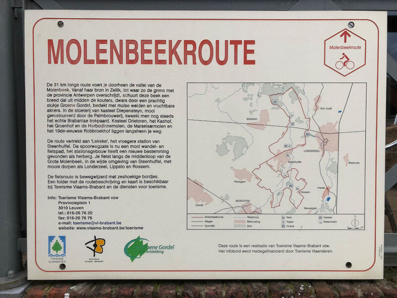 Infobord van de Molenbeekroute aan het Leireken-station van Steenhuffel