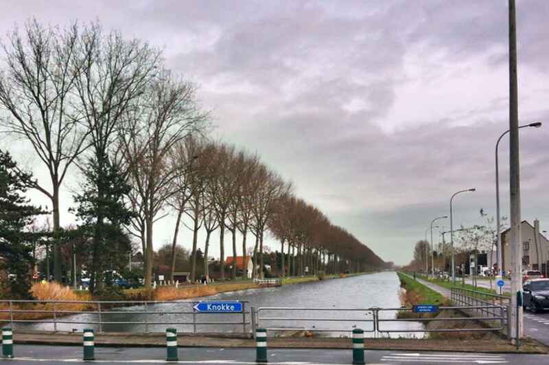 Om de watergebonden bedrijven nog te kunnen bereiken via het Kanaal Brugge/Sluis, werd er na de dynamitering van de sifons al een eerste dam gebouwd bij het centrum van Brugge