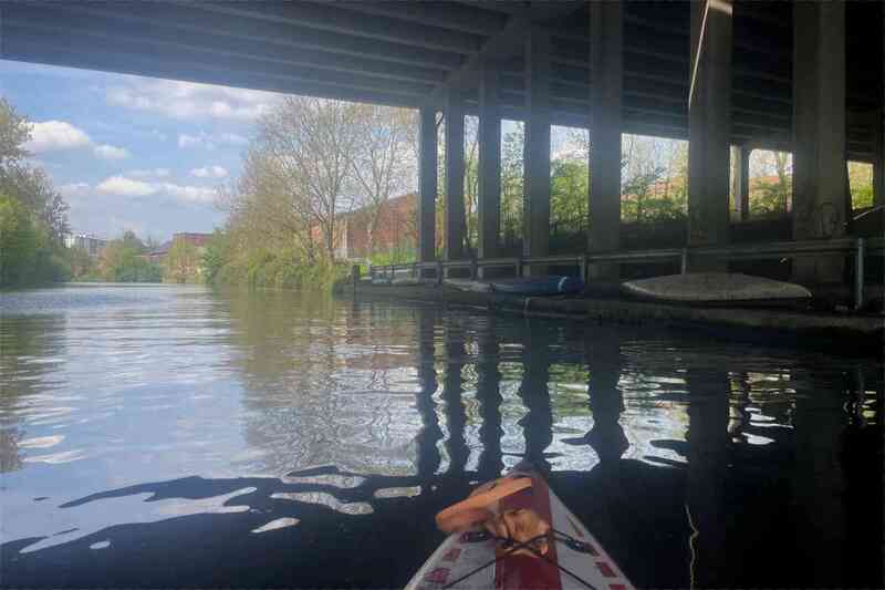 De brug van de autosnelweg E17-A14 over de Bovenschelde te Gent blijkt een ideale stockplaats voor een kajak of kano