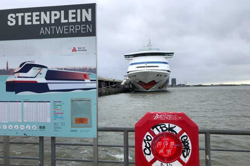 De Cruiseterminal op de Zeeschelde aan het Steenplein te Anwerpen