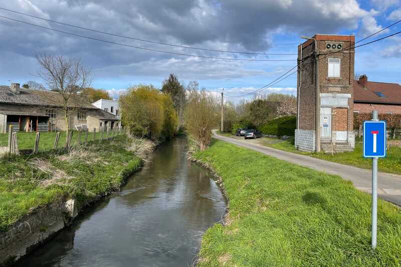 De Geer - De Jeker stroomafwaarts gezien aan de brug van de Rue du Village te Oreye