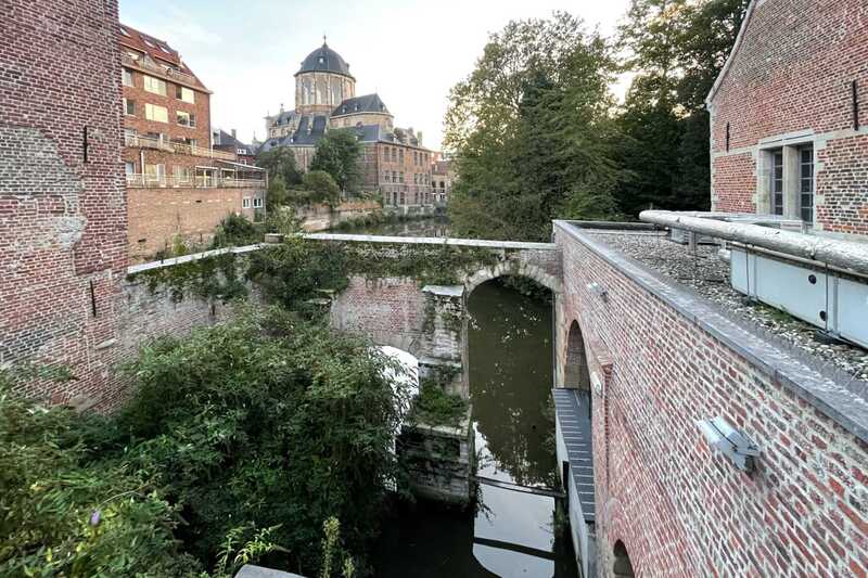 De Volmolen aan de Dijle te Mechelen (de vaargeul van de Dijle bevindt zich achter de muur links in beeld)