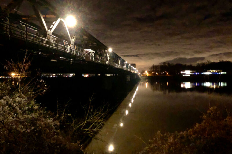 De Zeeschelde stroomafwaarts de Temsebrug in een donker nachtkleedje