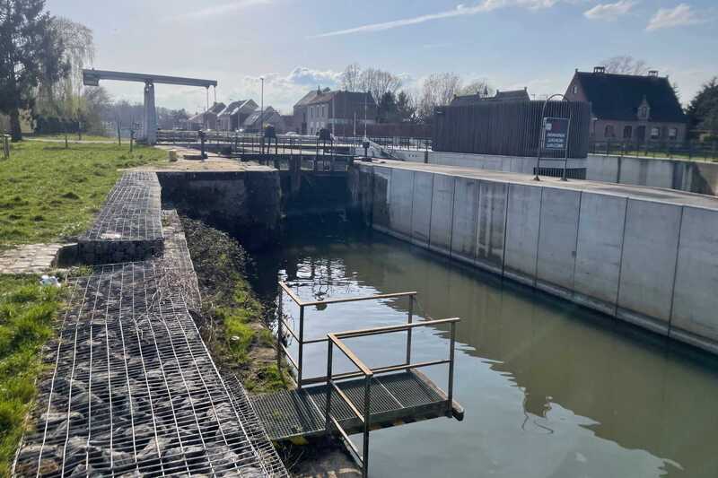 Enigste trap aan het vernieuwde sluis- en stuwencomplex op de Dender te Deux-Acren, maar ongeschikt voor de zachte waterrecreant-03