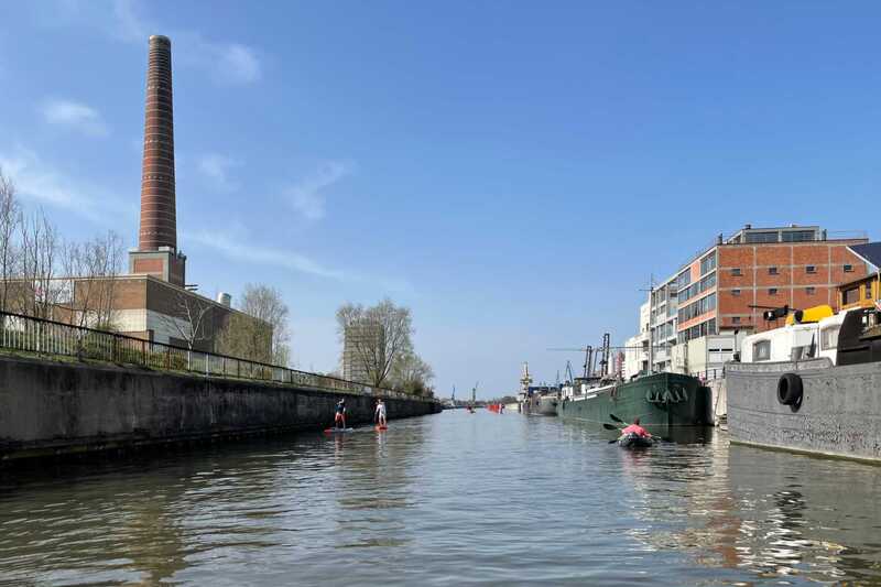 Het Achterdok te Gent met zicht noordwaarts en de bekende schoorsteen van de gas-en stoomcentrale te Gent