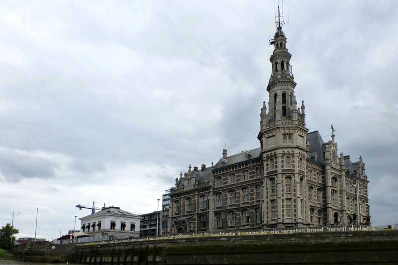 Andere perspectieven vanop het water, hier het Loodswezengebouw te Antwerpen gezien vanop de Zeeschelde