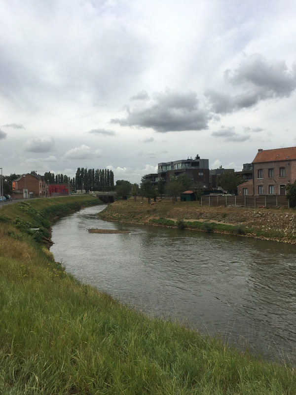 De Demer stroomt aan de noordkant langs 's Hertogenmolens, hier stroomopwaarts de molens (rechts) gezien...