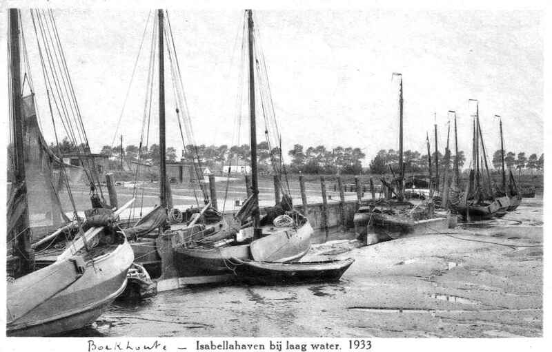De Isabellahaven en Isabellasluis in 1933, gezien vanuit de Dijckmeesterpolder. Er staat 'Boekhoute' bij geschreven maar de Isabellahaven hoorde niet bij Boekhoute in België maar lag op Nederlands grondgebied in de gemeente Philippine. Er lagen wel boten van Boekhoutse vissers in deze haven.