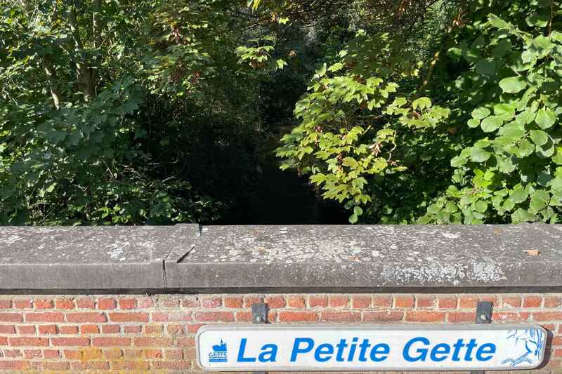 La Petite Gette of de Kleine Gete verscholen in het groen stroomafwaarts vanaf de Pont Neuf te Ardevoor
