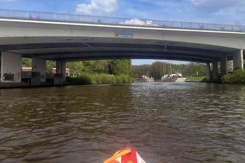 Nieuwescheldebrug te Merelbeke oover de Bovenschelde (Gent) met daarachter de (bijna steeds volledig geopende) sluis E3 te Merelbeke gezien vanop de Ringvaart