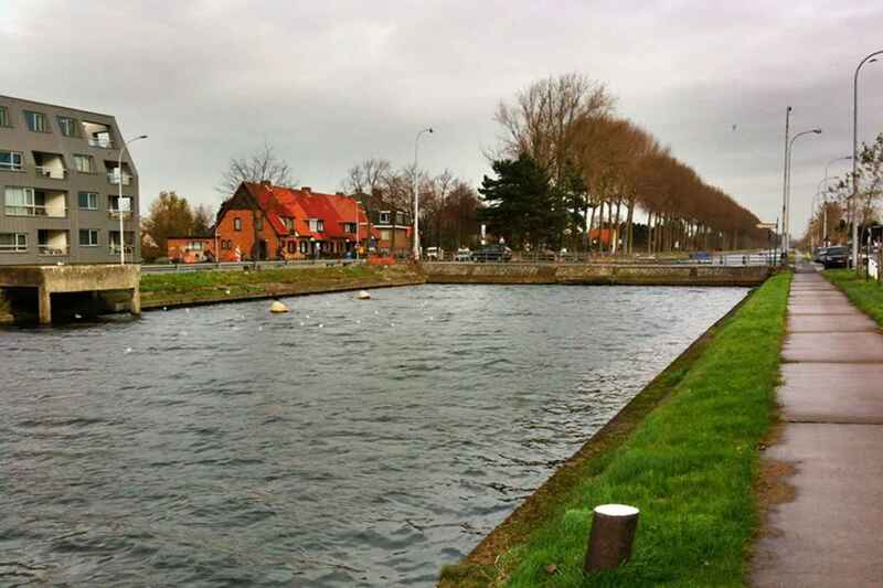 Om de watergebonden bedrijven nog te kunnen bereiken via het Kanaal Brugge/Sluis, werd er na de dynamitering van de sifons al een eerste dam gebouwd nabij het centrum van Brugge