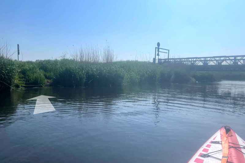 Ten oosten van de Oesterputbrug over het Leopoldkanaal heb je enkel trappen in de oever aan de zuidkant