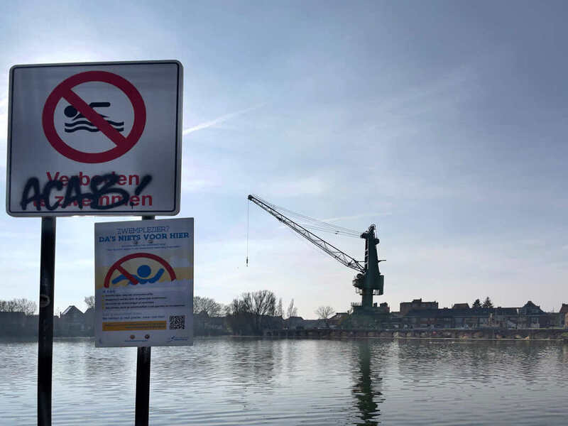 Verbodsborden om te zwemmen in het Houtdok te Gent (maart 2021)