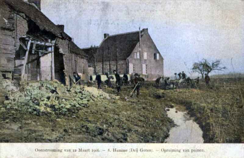 Watertoverlast en puin ruimen in Driegoten te Hamme na overstroming van de Durme op 12 maart 1906 